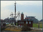 Der Windsemaphor von Cuxhaven wurde 1904 errichtet und zeigt mittels Signalflügeln die Windstärke (je Flüge 2 Stufen auf der Beaufort-Skala) und Windrichtung der Inseln Borkum (B, links) und Helgoland (H, rechts) an. Der Windsemaphor ist die letzte im Orginal erhaltene Anlage ihrer Art in Europa. Im Hintergrund der 1802 bis 1804 errichtete Leuchtturm. (12.04.2018)