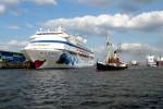 280. Hafengeburstag in Hamburg - die  Aida Cara  und der Tonnenleger
 Bussard 