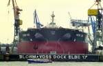 Hamburg Dock Elbe 17    Peene Ore  Erzfrachter eingedockt
Aufnahmestandort von den Landungsbrücken , über die Elbe nach Blohm&Voss