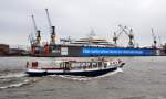 Die Barkasse  Angelika  am 5.10.09. Im Hintergrund die Megayacht  Eclipse  im Dock 10 bei Blohm&Voss