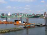 Containerschiff XIN LOS ANGELES (IMO 9307217), L: 337 m, B: 46 m, der CHINA SHIPPING Container LINE (CSCL), Hong Kong, die Elbe aufwrts vor dem Seemannshft Hamburg, aufgenommen von Finkenwerder, 24.04.2010
