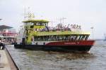 Ausflugboot die Oorkanten, beim Ablegen im Haburger Hafen (Landungsbrcken), am 01.08.2010