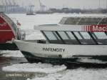 Hamburg am 7.2.2012, der vereiste Bug des HADAG-Fhrschiffes HAFENCITY