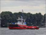 Schubschlepper SD Rover, IMO 9618745, MMSI 229095000, Flagge Malta, L 28 m, B 10 m, ist bereit ein Containerschiff in die Fahrrinne der Elbe im Hafengebiet von Hamburg zu ziehen.  21.09.2013