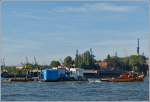 Am 17.09.2013 zieht das Kleine Motorboot  Hafenbau2  eine Platform mit Arbeitsmaterial durch das Hamburger Hafengebiet an eine andere Arbeitsstelle.