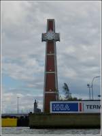 Pegelturm auf dem Amerikahft, an der Einfahrt zum Hansahafen im Hamburger Hafen, erbaut 1962, aufgenommen am 19.09.2013. Wei vielleicht  jemandem ob er noch in Betrieb ist?
