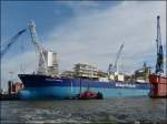 Das Versorgungsschiff  „En Quest Producer“, liegt seit Januar 2012 in der Blom & Voss Werft und wird zum lproducktionsschiff umgebaut, Bj 1983, IMO 8124034, L 248.31 m, B 39.90 m, Geschw. 14 kn, Tankkapazitt 625000 Barrels, (1 Barrels = 159 l),  Frhere Namen: „ Dirch Maersk“ & „Usige Gorm“.  17.09.2013 