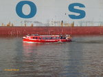 SPEICHERSTADT (ENI 05109170) am 8.11.2015, Hamburg, auf Hafenrundfahrt vor einem 18.000 TEU Containerschiff /
Barkasse für Hafenrundfahrten  / nach dem Umbau zum „sinksicheren“ Fahrzeug / Gregors Maritime-Circle-Line  /
