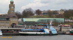 WILHELMSBURG (3) (ENI 048 06970) am 8.9.2015, Hamburg, Elbe Landungsbrücken, auf Linie 62 nach Finkenwerder  /
Einmann-Fährschiff Typ 2000 / HADAG / Lüa 29,85 m, B 8,13 m, Tg 1,7 m / 2 Diesel, 2 Ruder-Propeller, 12 kn / 250 Pass. / 2008 bei SSB, Oortkaten, Hamburg /


