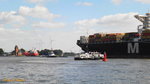 Hamburg am 16.8.2016: Assistenz durch den Schlepper RASANT an der MSC CHRISTINA , auch das Lotsenversetzboot ist im Einsatz, im Hintergrund wartet die STEN SKAGEN darauf vom Schlepper PETER in das