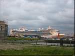 Im Juli 2005 hatte die  Golden Princess  am noch recht provisorisch wirkenden Kreuzfahrt-Terminal im Hamburger Hafen festgemacht.