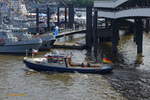 BUNTHAUS (H 3422) am 11.5.2019 (Hafengeburtstag), jetzt in den Farben der „Flotte Hamburg“ und der Kennzeichnung als „Harbour Masters Division“ statt „Oberhafenamt“: Hamburg, Elbe hinter der Überseebrücke  /
Ex-Name: HAFENVERWALTUNG 5
Barkasse der (HPA) / Lüa 15,1 m, B 3,4 m, Tg 1,4 m / gebaut 1975 bei Staackwerft, Lübeck
