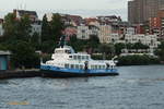 KIRCHDORF (ENI 05100560), Typschiff IIIc,  mit neuer Werbung „Der Hamburger Gin“, am 7.9.2020 Hamburg, Elbe, Betriebshof Fischmarkt  /

Hafenfähre / Lüa 30,18 m, B 8,14 m, Tg 3,18 m / 1 Diesel, 6-Zyl. MaK mit Getriebe, 370 PS, 11 kn, 1 Propeller / / max. 250 Pass. / gebaut 1962 bei Sietas, Hamburg-Neuenfelde / seit 2002 Traditionsschiff  (fahrendes Museumsschiff) /
