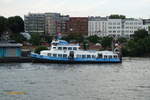KIRCHDORF (ENI 05100560), Typschiff IIIc,  mit neuer Werbung „Der Hamburger Gin“, am 7.9.2020 Hamburg, Elbe, Betriebshof Fischmarkt  /    Hafenfähre / Lüa 30,18 m, B 8,14 m, Tg