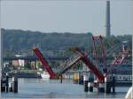 Nachdem das Schiff passiert ist wird die  Hrnbrcke , eine Fussgngerfaltbrcke in Kiel wieder geschlossen.