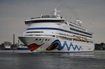 AIDAvita beginnt am 21.5.2016 eine neue Reise ( Große-Ostseereise ) in Kiel, hier dreht sie gerade vor dem Ostseekai und wird dann Kurs aufs offene Meer nehmen.