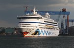 Die Gewitterwolken kündigen sich schon an, in den letzten Sonnenstrahlen dieses 22.5.2016 verlässt AIDAaura den Kieler Hafen.