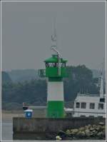 Der neue grne Leuchtturm an der Hafeneinfahrt in Travemnde, aufgenommen von der Promenade am 20.09.2013, er trgt nicht wie blich ein Rotes sondern ein Grnes Farbkleid, weil es sich auf der