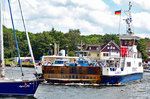 Fähre PÖTENITZ in Lübeck-Travemünde am 26.06.2016. So wie es aussah, musste der Schiffsführer der Fähre  in die Eisen  gehen, damit das Segelschiff nicht über  den Haufen gekarrt  wurde.