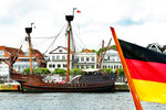 Kraweel LISA VON LÜBECK am Ostpreußenkai in Lübeck-Travemünde. Die Deutschlandflagge im Vordergrund gibt dem Bild einen schönen Farbtupfer. Aufnahme vom 26.06.2016
