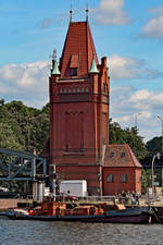 Das Wasserboot V, 1938 gebaut, ist Lübecks ältestes noch gewerblich tätige Schiff und beliefert andere Schiffe mit Trinkwasser. Es ist seit 1950 im Lübecker Hafen tätig. 
Länge: 25,10 Meter. 
Europa-Nr. 05106150