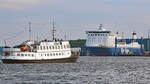 Fahrgastschiff MARITTIMA nähert sich der am Skandinavienkai von Lübeck-Travemünde liegenden Finnlines-Fähre EUROPALINK. Aufnahme vom 16.9.2018