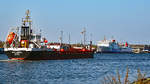 Tanker Süllberg (IMO: 9100114) hat gerade vom Skandinavienkai in Lübeck-Travemünde abgelegt und begibt sich auf den Weg in Richtung Ostsee. Rechts im Bild ist die URD (IMO 7826855) zu sehen. Aufnahme vom 19.04.2019