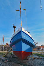 SW2 am 8.4.2020 bei den Media-Docks im Hafengebiet von Lübeck. Die Barkasse wurde auf der Werft J. Oelkers in Hamburg erbaut und unter dem Name „Fritz“ am 19. Mai 1925 erstmalig in Hamburg in Fahrt gesetzt. 1946 wurde die Barkasse umbenannt und unter dem Namen „Technischer Betrieb 1“ im Hamburger Hafen von der Reederei HAPAG eingesetzt. Ende 1972 erwarb die Schlichting-Werft in Lübeck-Travemünde das Fahrzeug, wo es dann als „SW 2“ bis zur Schließung der Werft Ende 1987 im Einsatz war. Mit dem Kauf des Werftgeländes durch die „Rosenhof“-Gruppe ging die Barkasse in deren Eigentum über, um nach Renovierungsarbeiten und der Umbenennung in „Elfriede“ als Ausflugsschiff der Senioren-Residenz „Rosenhof Travemünde“ eingesetzt zu werden. Am 26.11.1994 wurde die Barkasse als Sachspende an Gesellschaft Weltkulturgut Hansestadt Lübeck (gemeinnützig)e.V. übergeben.
