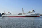 Das Fährschiff FRIEDRICH RUSS (IMO: 9186417)  parkt gerade in Travemünde ein . (März 2022)