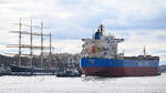 HONG DAI, 225 Meter langer Bulk Carrier, IMO 9563603, am 24.02.2024 in Lübeck-Travemünde