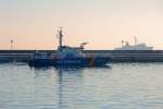 BP 61 „Prignitz“  der BP im Hafen von Sassnitz und hinter der Mole kreuzt die „Seeadler  (DBFC) des Fischereischutzes bei unsichtigem Wetter im Gegenlicht. - 23.01.2016