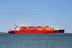 LNG Tanker ARCTIC LADY (IMO 9284192) unter zunehmenden Mond im Mukraner Hafen.