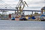 Verladearbeiten im Stralsunder Hafen am 17.06.08  die MS Katre hat etwas Schlagseite