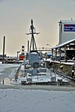 das alte Schnellboot der Bundesmarine [Bild 10307] im Stralsunder Hafen hat den Bauch mehr als voll, Leck geschlagen durch Eisgang, 18.01.2010