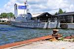 das alte Schnellboot der Bundesmarine mit der Bezeichnung  Schtze - Wilhelmshafen  Kennung 7530D, schaukelt gemtlich im Stralsunder Hafen am 03.06.09