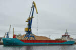 Das Frachtschiff HELENE-B (IMO: 9195406) wird gerade beladen, so gesehen im April 2024 im Wismarer Hafen.