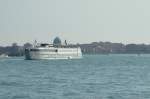 Flukreuzfahrtschiff   Michelangelo   beim Anlegemanver in Venezia-Arsenale am Canale di San Marco  31.10.09