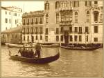 Auch das ist eine Fhre. Weil Zeit und Strecke ber den Canale Grande in Venedig zu kurz sind, werden die Passagiere stehend bergesetzt. (15.04.2004)