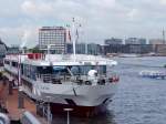 MS-JOHANN-STRAUSS erwartet in Amsterdam Passagiere zu einer Rheinkreuzfahrt;100903