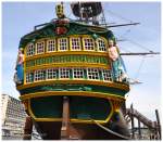 Das Museumsschiff  Amsterdam  (Detail - Heckspiegel ) am 28.04.2010 am Schiffahrtsmuseum in Amsterdam.Nachbau eines Ostindienfahrers. L:48m / B:11,5m / Tg.:5,5m / Verdrngung 1100t / Baujahr 1985 - 1990 / das Original wurde 1749 gebaut und ist auf seiner Jungfernfahrtim Englischen Kanal vor Hastings gesunken.