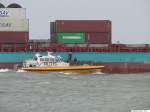Am 15.09.2010 geht der Lotse vom niederlndischen Lotsenboot (Pilot Boat) Endeavour auf das Frachtschiff Jana (IMO 9395557). Das Bild entstand von der Maasvlakte aus bei der Einfahrt in den Hafen von Rotterdam.
