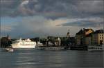 Von der Abendsonne bestrahlt verlsst die Birka Paradise den Stockholmer Hafen.