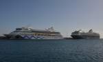 AIDAvita mit ihrer Lnge von 202,85m und einer Breite von 28,10m hat es im Hafen von Arrecife  vor ,,Mein Schiff 1``  festgemacht.