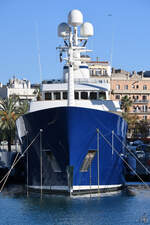 Im Hafen von Barcelona lag Anfang November 2022 die Jacht CUPANI vor Akter.