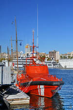 Das Rettungsschiff SALVAMAR MINTAKA (MMSI: 224520520) wartet im Hafen von Barcelona auf den nächsten Einsatz. (November 2022)