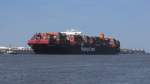 Das 2013 erbaute 366 m lange Containerschiff Essen Express beim Einlaufen in Hamburg (höhe AIRBUS/Teufelsbrück) am 1.8.2014