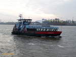 OORTKATEN (1) (ENI 048 07610) am 13.11.2016, Hamburg, Elbe vor den Landungsbrücken /

Einmann-Fährschiff Typ 2000 / HADAG / Lüa 29,85 m, B 8,13 m, Tg 1,7 m / 2 Diesel, 900 PS,  2 Ruder-Propeller, 12 kn, 1 Querstrahlruder  / 250 Pass. / 2009 bei SSB, Oortkaten, Hamburg / 2011 Wulstbug angebaut /