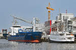 LUNAMAR (IMO 9194048, links im Bild, bringt Hafer aus dem finnischen Kalajoki für die Firma Brüggen. Hier am 27.04.2020 in Lübeck unweit besagter Firma. Rechts im Foto ist das Fahrgastschiff MARITTIMA zu sehen.