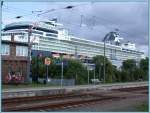 Die 294m lange Constellation der Celebrity Cruises berragt die Bahnanlagen von Warnemnde um ein Vielfaches. (10.08.2005)