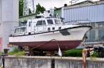 Trockengelegt auf der ehemaligen Reparaturwerft Stralsund, scheint ein ehemaliges GST- oder Grenzbrigade-Kste Boot zu sein.